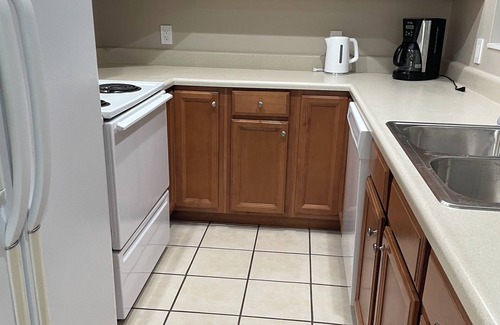 Auburn House | Delightful “Duesenburg”n2-bedroom house in tranquil Auburn with AC & a garage