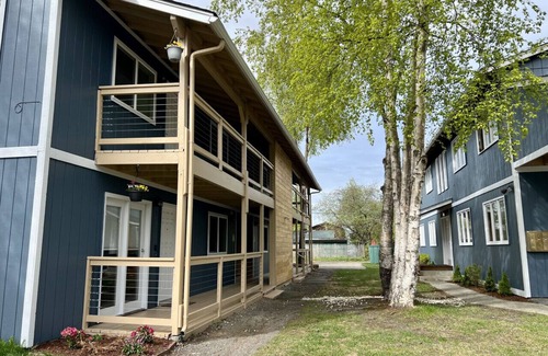 Fairview Apartment | Delightful Sleek Modern 2 Bed 1 Bath apt