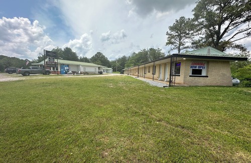 Isabella Apartment | Deluxe 1-bedroom double room in roadside motel Copperhill with WiFi, AC