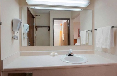 Indianapolis House | Deluxe 1 King Bed Non-Smoking