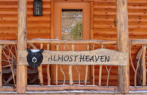 Henlawson Cabin | Deluxe 2-Bedroom Cabin