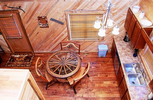 Henlawson Cabin | Deluxe 2-Bedroom Cabin