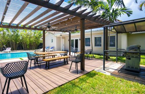 South Lake Villa | Deluxe 5BR & 3BA Villa in Hollywood Lakes near Beach