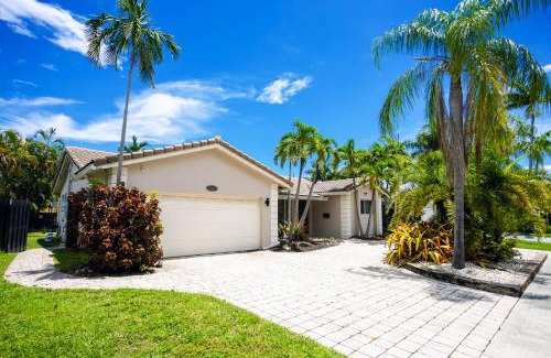 South Lake Villa | Deluxe 5BR & 3BA Villa in Hollywood Lakes near Beach