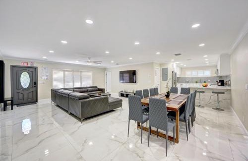 South Lake Villa | Deluxe 5BR & 3BA Villa in Hollywood Lakes near Beach