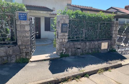 Sarsoni Apartment | Deluxe Apartment Dora with a private parking, terrace and see view