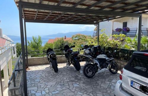 Sarsoni Apartment | Deluxe Apartment Dora with a private parking, terrace and see view