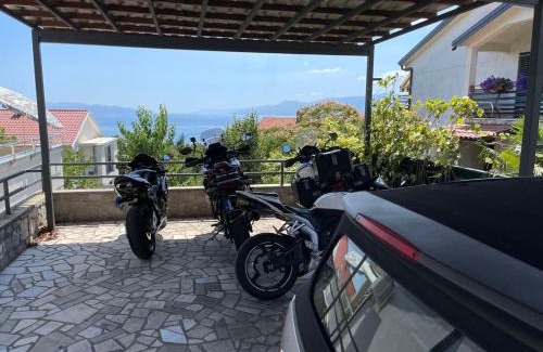 Sarsoni Apartment | Deluxe Apartment Dora with a private parking, terrace and see view