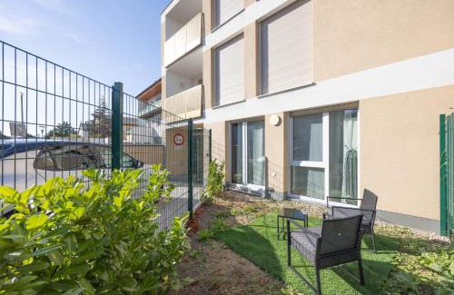 Wiener Neudorf Apartment | Deluxe Apartment with garden! Free Garage Parking included! Near SCS & Industry Center NÖ