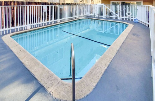 Beverly Hills Apartment | Deluxe Beverly Hills 1BR, Pool, near Beverly Center, by Blueground