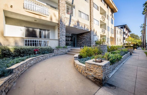 Beverly Hills Apartment | Deluxe Beverly Hills 1BR, Pool, near Beverly Center, by Blueground