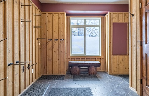 Silver Star Mountain Ski Chalet | Deluxe Chalet on the Skiway. Just steps to the Village w/Hot Tub, BBQ & Laundry