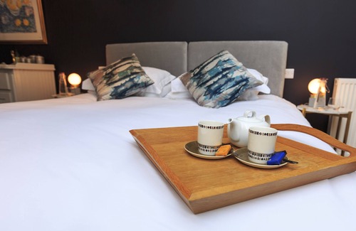 Falkland Bed & Breakfast | Deluxe double room with views of Falkland Palace