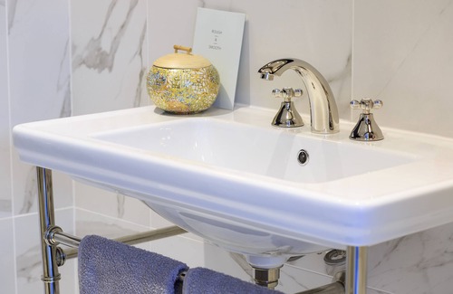 Falkland Bed & Breakfast | Deluxe double room with views of Falkland Palace