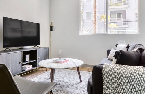 Little Tokyo Apartment | Deluxe Downtown 1BR w/ Pool, Gym & W/D near Staples Center, by Blueground