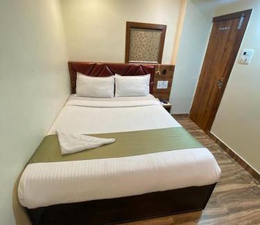 Andheri West Hotel | Deluxe Inn - Near Kokilaben Dhirubhai Ambani Hospital