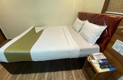 Andheri West Hotel | Deluxe Inn - Near Kokilaben Dhirubhai Ambani Hospital