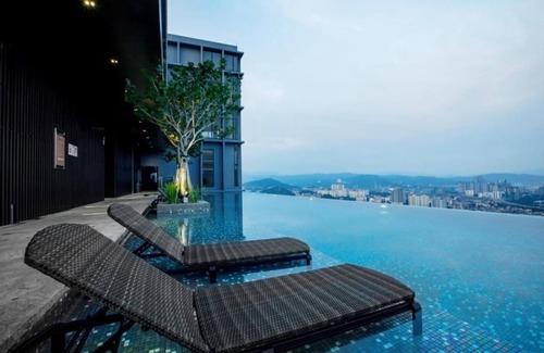 Malaysian Police Training Centre Apartment | Deluxe King Suite with Twin Tower View 3