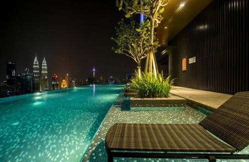 Malaysian Police Training Centre Apartment | Deluxe King Suite with Twin Tower View 21