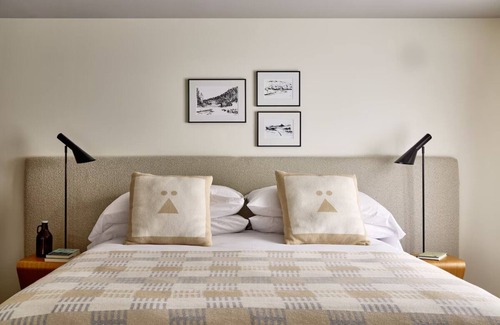 Stowe Area Hotel | Deluxe King w/Patio | Tälta Lodge, a Bluebird by Lark | Stowe Recreation Path
