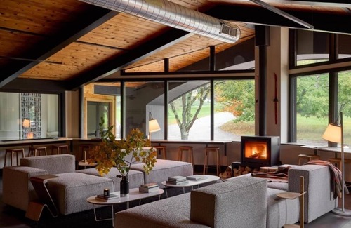 Stowe Area Hotel | Deluxe King w/Patio | Tälta Lodge, a Bluebird by Lark | Stowe Recreation Path