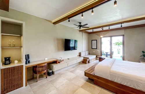 Pristine Bay Hotel | Deluxe Room at Las Verandas (1)