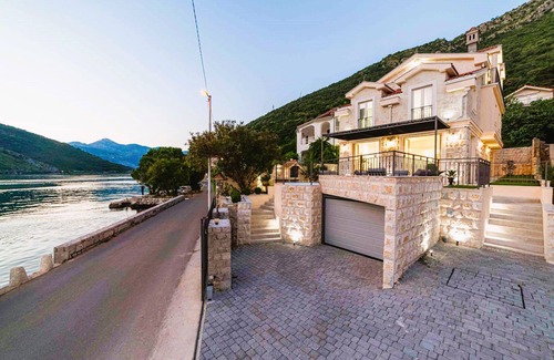Lepetane Apartment | ❤️Deluxe Seafront 2BR| 3 Baths & Soaking Bath | Spacious with Stunning Bay Views