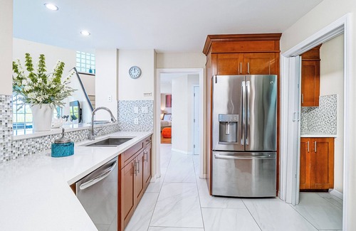 Seven Mile Beach Villa | Deluxe Spacious Villa: Ultimate Getaway!