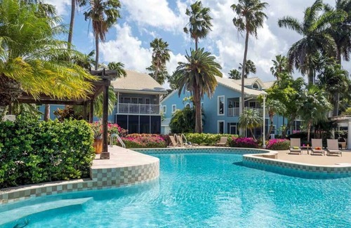 Seven Mile Beach Villa | Deluxe Spacious Villa: Ultimate Getaway!