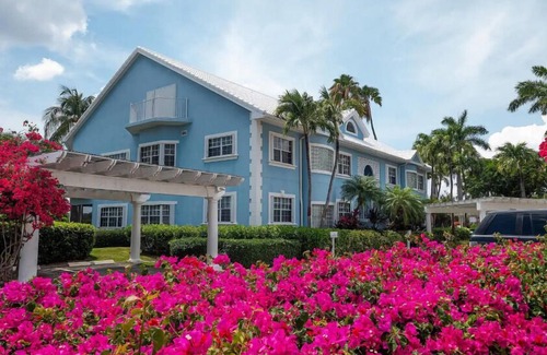 Seven Mile Beach Villa | Deluxe Spacious Villa: Ultimate Getaway!