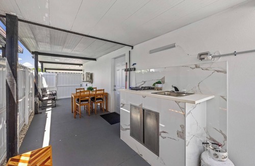 Carol City Apartment | Deluxe studio in fabulous Miami Gardens with a nice King Bed, AC, Wi-Fi