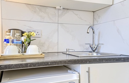 Highbury West Apartment | Deluxe Studio with Street View-7