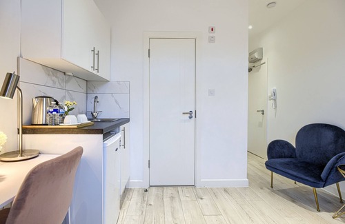 Highbury West Apartment | Deluxe Studio with Street View-7