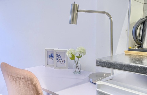 Highbury West Apartment | Deluxe Studio with Street View-7