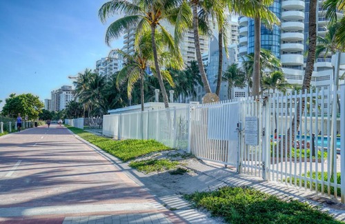 Mid Beach Apartment | Deluxe Studios and Apartments at the Casablanca