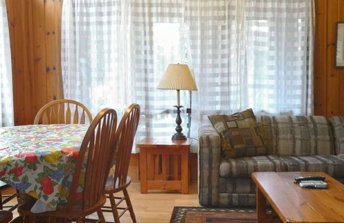 Seguin Cabin | Deluxe Three Bedroom Cottage