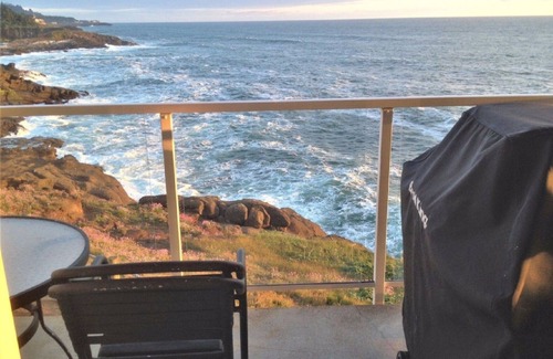 Depoe Bay Condo | Depoe Bay Condo! Right on the Ocean! Fantastic Views!