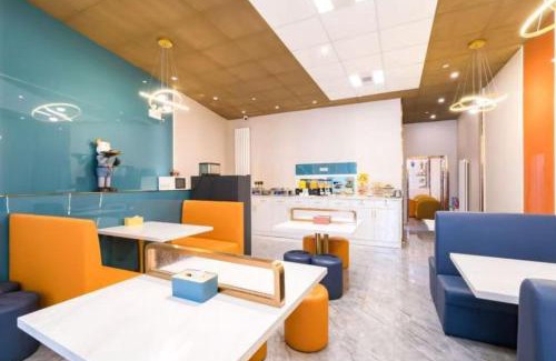 Guomao Hotel | Dequan Luxury Hotel CBD BranchCoffee, snacks, a gym and a laundry room are provided for free in the lobby
