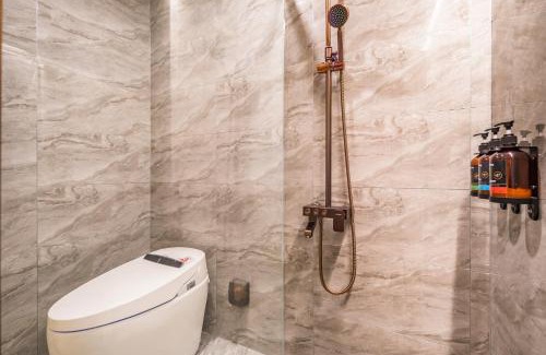 Guomao Hotel | Dequan Luxury Hotel CBD BranchCoffee, snacks, a gym and a laundry room are provided for free in the lobby