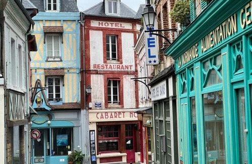 Villerville Apartment | Des Fleurs et des Vagues