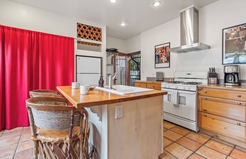 Sam Hughes House | Desert Bloom Bungalow-Historic Sam Hughes Adobe minutes from Gem Show!