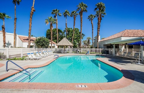 Palm Desert Apartment | Desert Breezes Resort