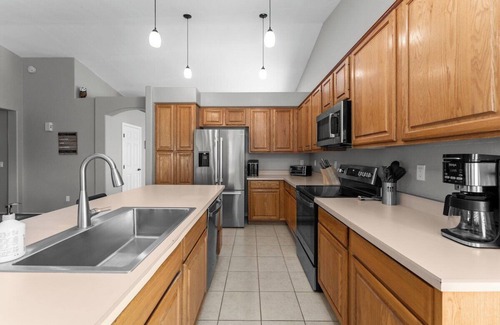 East Mesa House | Desert Oasis Retreat w/Private Pool, Modern Comfort & Space for 10!