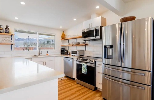 Indian Cove House | Desert Retreat with Hot Tub in Twentynine Palms