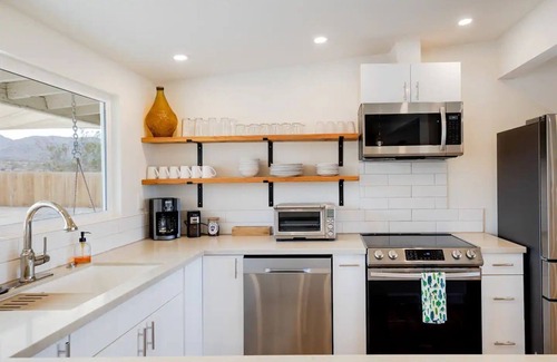 Indian Cove House | Desert Retreat with Hot Tub in Twentynine Palms