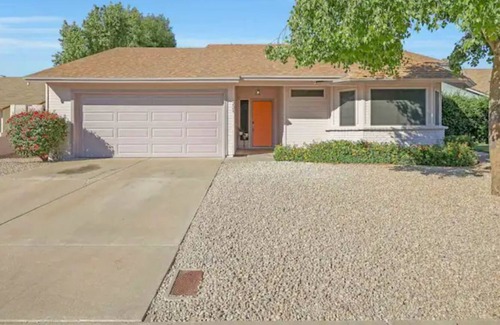 Sunset Ridge House | Desert Vibes one story with BBQ and putting green!