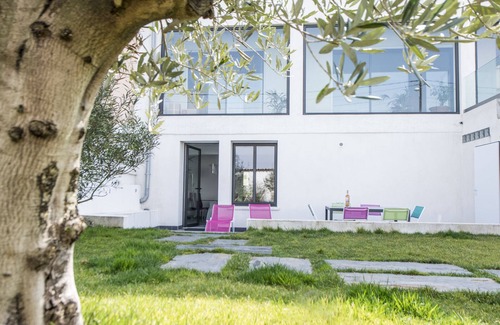 8th Arrondissement Apartment | Design apartment with garden in a villa in Marseille, Pointe Rouge harbour