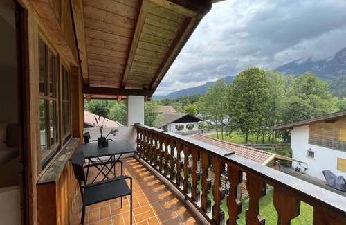 Untergrainau Apartment | Design studio with a view of the Zugspitze