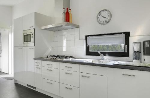 Markelo Ski Chalet | Designed Chalet with smart TV, next to forest