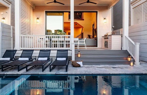 Faubourg Lafayette Hotel | Designer 7 bedroom Oasis | Heated Pool & Spa
